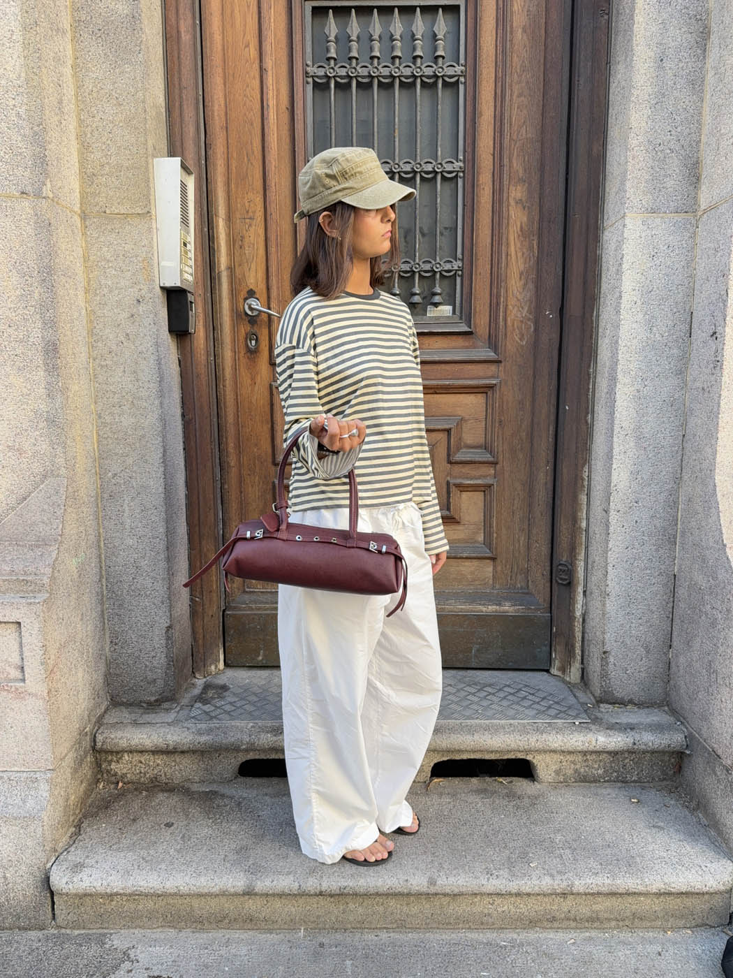 Rosina™ Umhängetasche – Weinrote Umhängetasche mit Metallknöpfen | Becker's Amsterdam