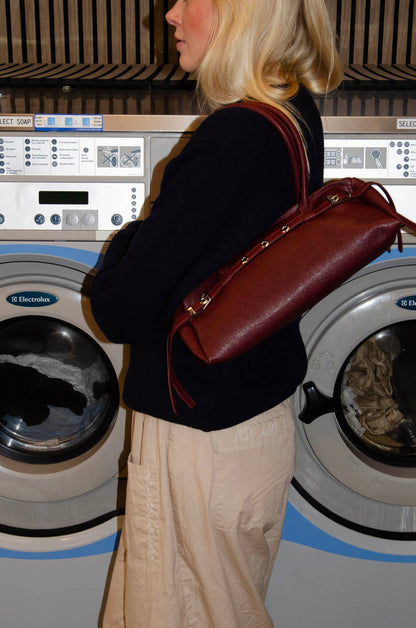 Rosina™ Umhängetasche – Weinrote Umhängetasche mit Metallknöpfen | Becker's Amsterdam