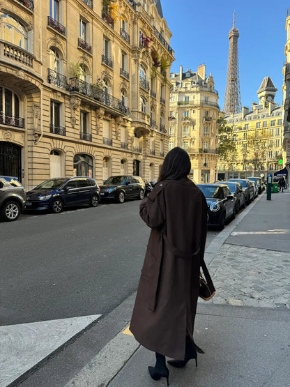 Leona – Langer Damenmantel aus warmem, kakaobraunem Stoff | Luxuriöser und bequemer Wintermantel 