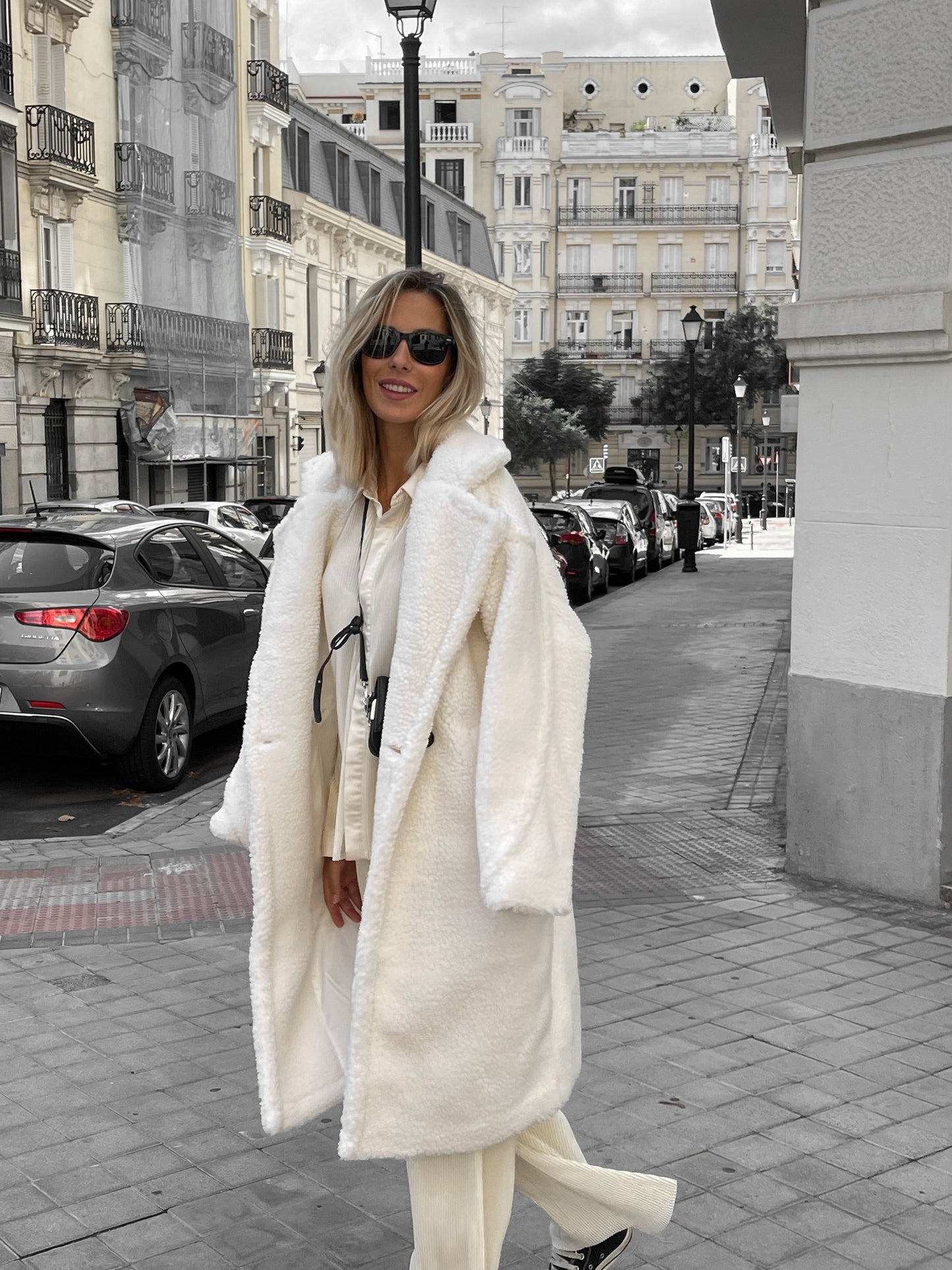 Isolde lange witte faux fur jas dames – elegante en zachte winterjas imitatiebont