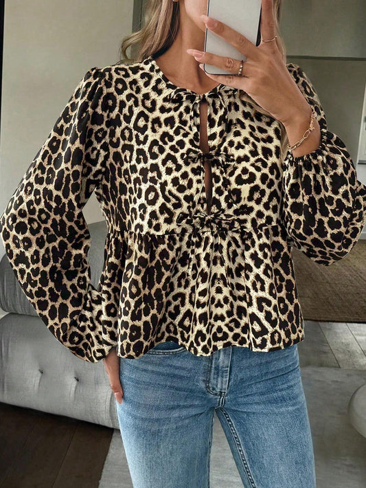 Leopardprint damesblouse met strikdetail en lange mouwen – trendy vrouwelijke blouse
