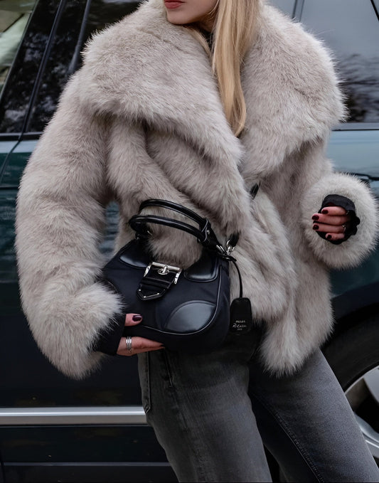 Winter Whisper Coat™ – luxe dames faux fur jas met zachte stof en elegante winterlook – Becker’s Amsterdam