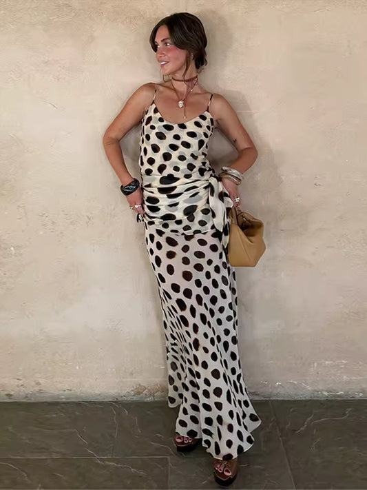 Beige maxi jurk Mary van Becker's Amsterdam met zwarte dierenprint en strikdetail in de taille.