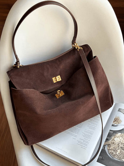 Bolso de hombro Orélisse: aspecto de ante de lujo y elegancia atemporal | El Ámsterdam de Becker