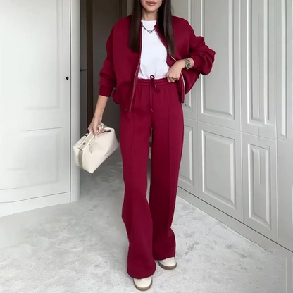 Model draagt Cosy Luxe lounge set – oversized sweatshirt met rits gecombineerd met high‑waist wijde broek in comfortabele fit | Becker’s Amsterdam