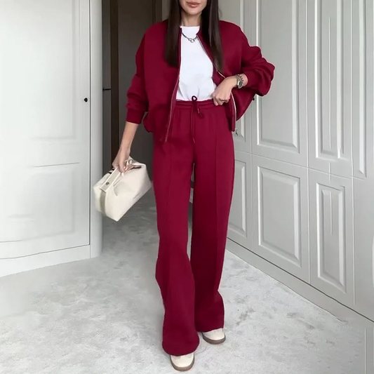 Model draagt Cosy Luxe lounge set – oversized sweatshirt met rits gecombineerd met high‑waist wijde broek in comfortabele fit | Becker’s Amsterdam