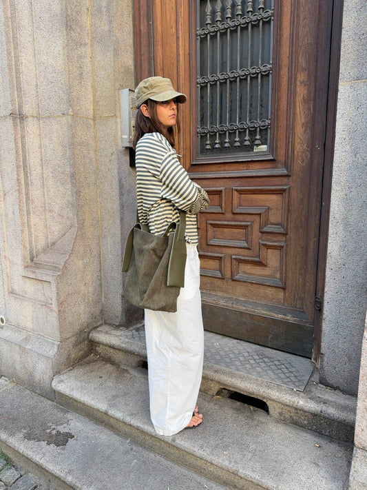 Elinor Olive Weekend Bag | Becker’s Amsterdam™ – styled outfit met olijfgroene tas