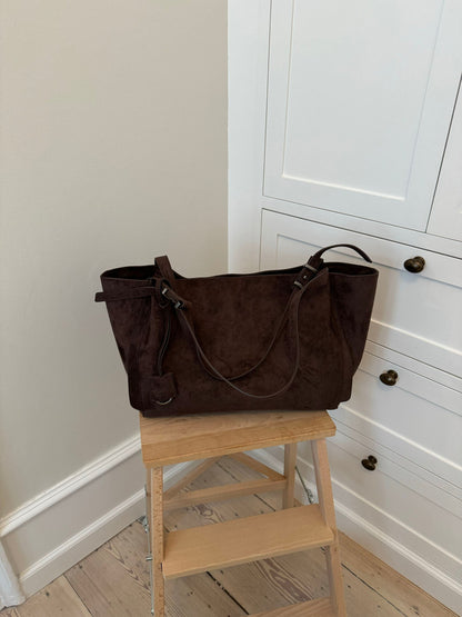 Mira Suede Shoulder Bag | Becker’s Amsterdam™ – bruine suède schoudertas voorkant