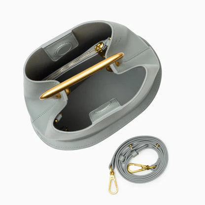 Rivelle™ Handtasche – Skulpturale Tasche aus veganem Leder mit goldenem Griff | Becker's Amsterdam™