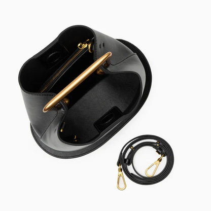 Rivelle™ Handtasche – Skulpturale Tasche aus veganem Leder mit goldenem Griff | Becker's Amsterdam™