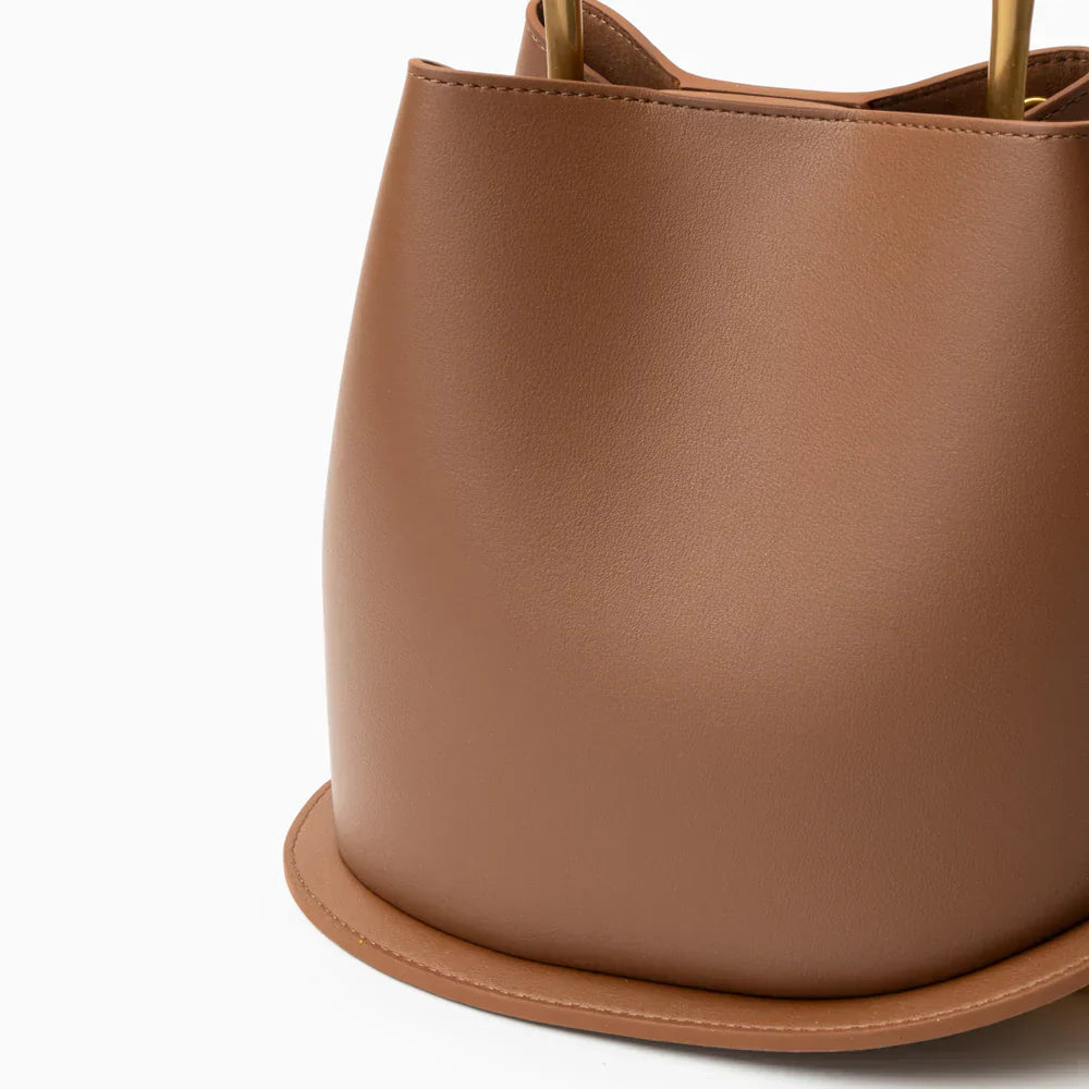 Rivelle™ Handtasche – Skulpturale Tasche aus veganem Leder mit goldenem Griff | Becker's Amsterdam™