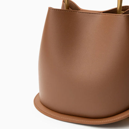 Rivelle™ Handtasche – Skulpturale Tasche aus veganem Leder mit goldenem Griff | Becker's Amsterdam™