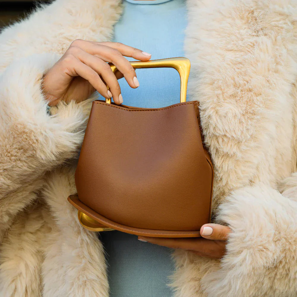Rivelle™ Handtasche – Skulpturale Tasche aus veganem Leder mit goldenem Griff | Becker's Amsterdam™