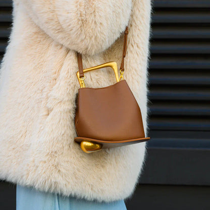 Rivelle™ Handtasche – Skulpturale Tasche aus veganem Leder mit goldenem Griff | Becker's Amsterdam™