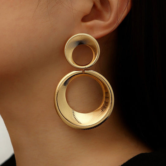 Vika goldfarbene 3D-Statement-Ohrringe mit Kreisdesign von Becker's Amsterdam