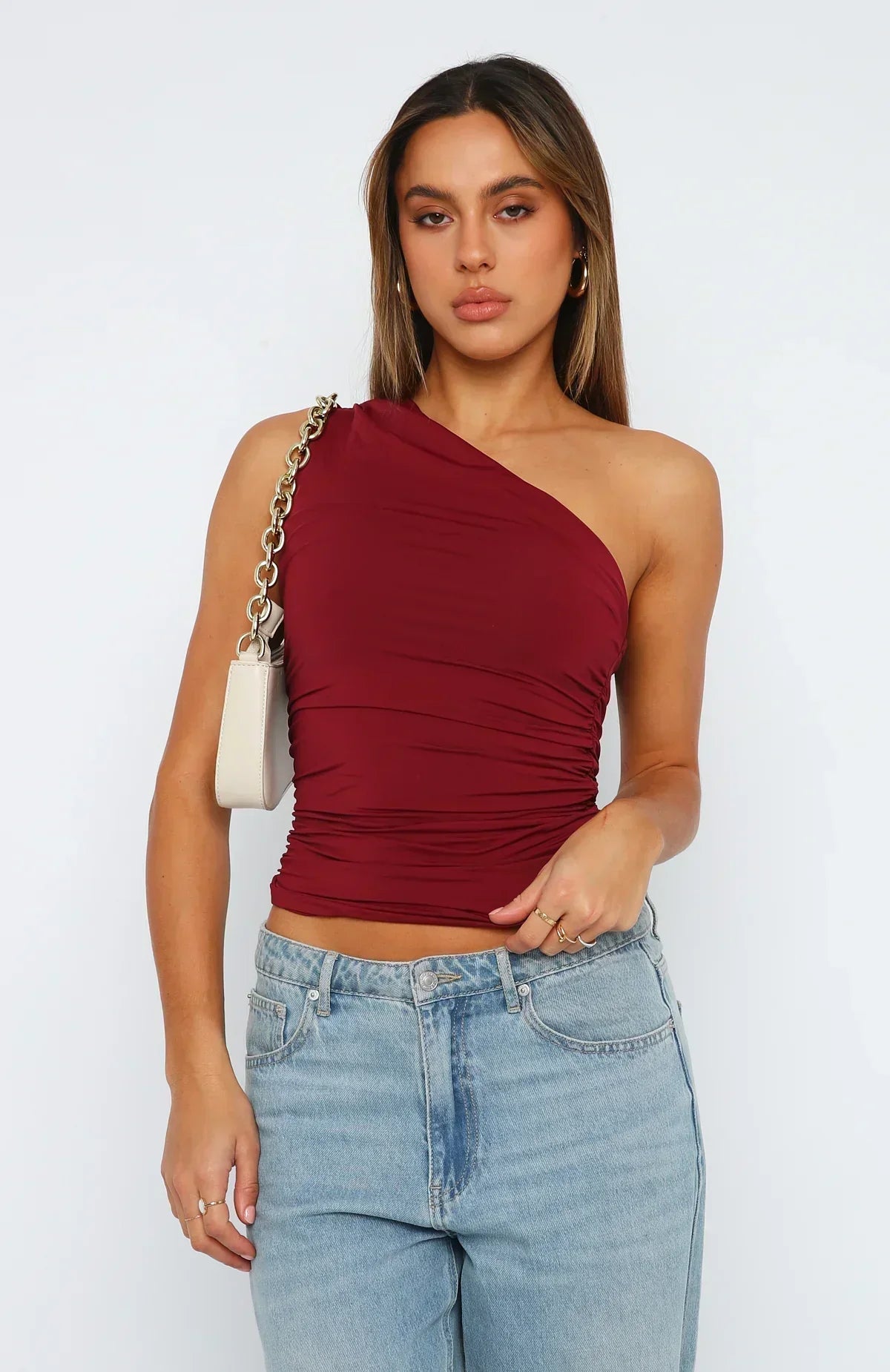 Czerwony top na jedno ramię Virelisse ze skręconymi detalami, elegancki asymetryczny top damski marki Becker's Amsterdam