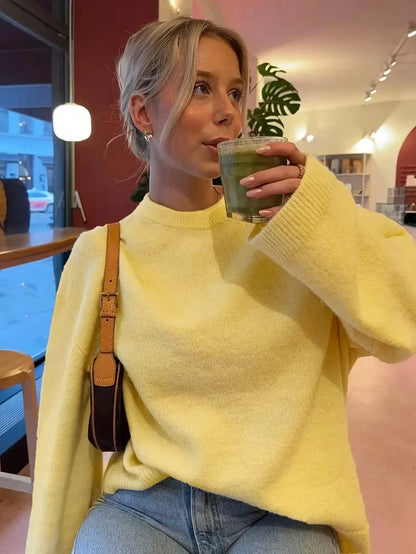 Ivy Warm Knit Sweater – zachte gele damestrui met comfortabele pasvorm en tijdloze knitlook